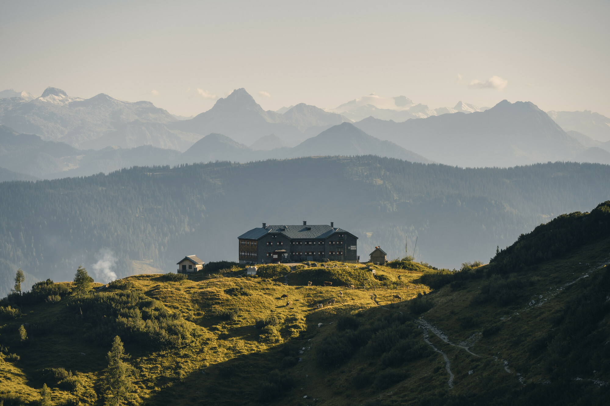 SAALBACH Skitourengruppe Neutral shutterstock_342604946.jpg